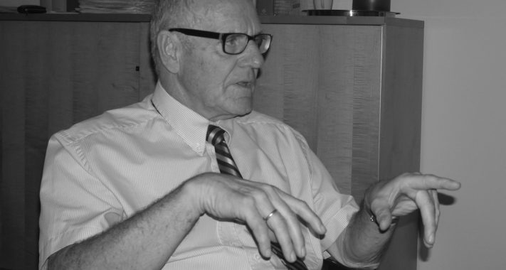 Versicherungsombudsmann Prof. Günther Hirsch Versicherungsombudsmann Prof. Günther Hirsch im Gespräch mit Juliane Weiß und Michael Fiedler