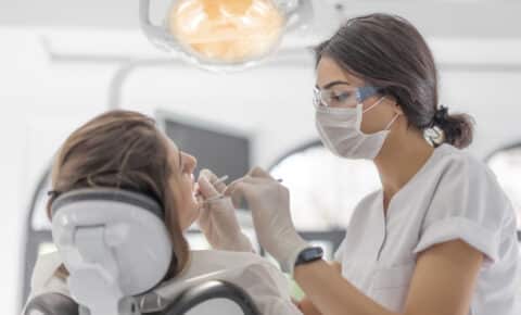 Zahnärztin untersucht Patientin