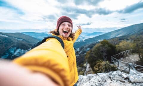 Mann macht Selfie Foto in den Bergen