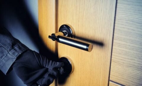 Einbrecher hantiert an Schlüsselloch