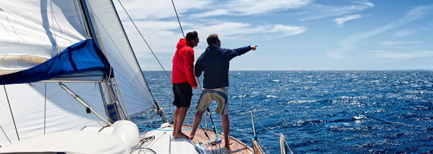 Zwei Personen auf einem Segelboot