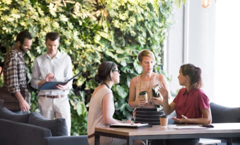 Arbeitskolleginnen unterhalten sich Büro.