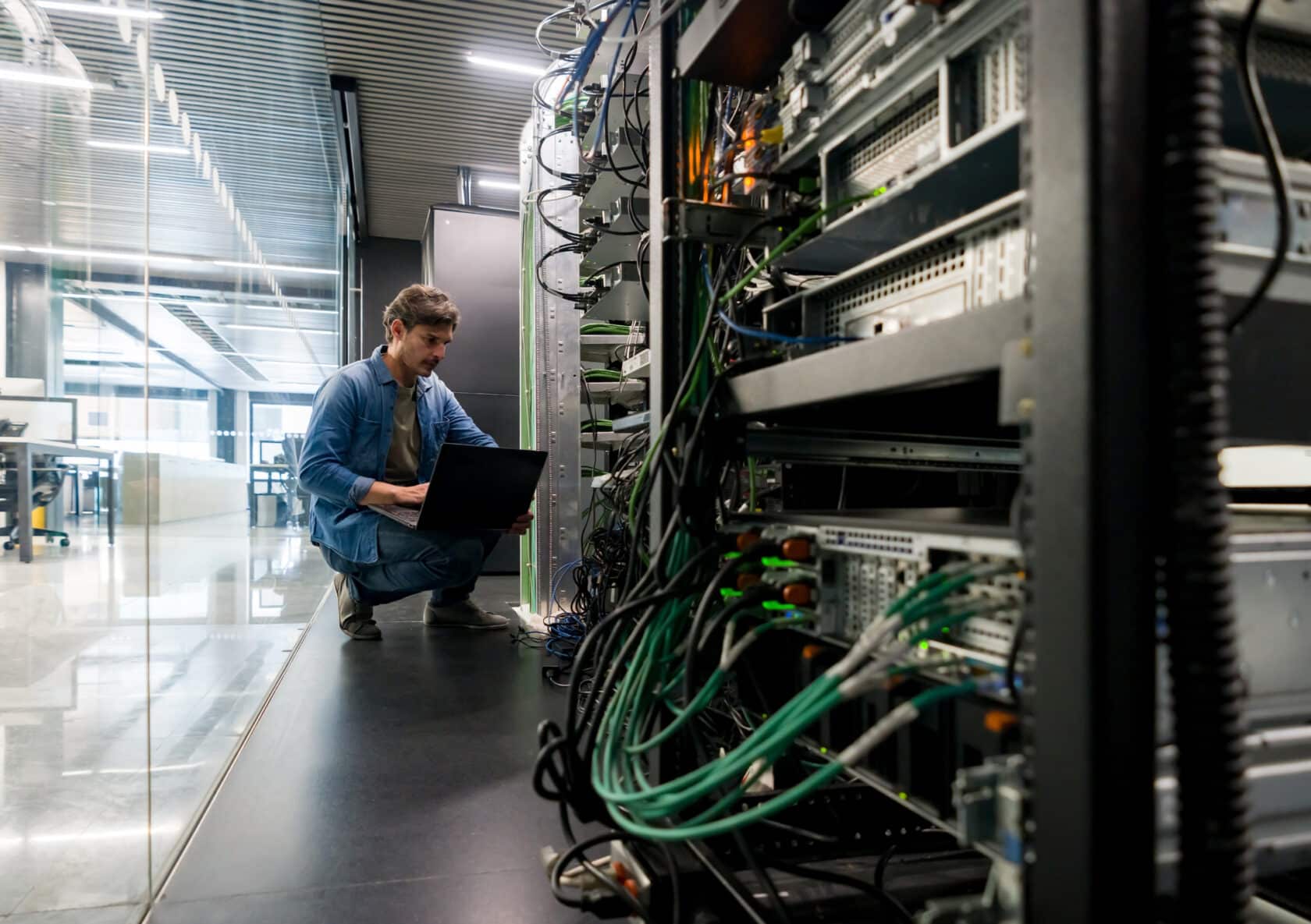 Junger Mann repariert einen Server