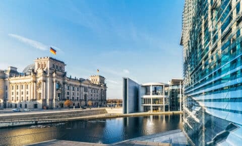 Panoramafoto des Regierungsviertels in Berlin, man sieht die Spree und den Bundestag