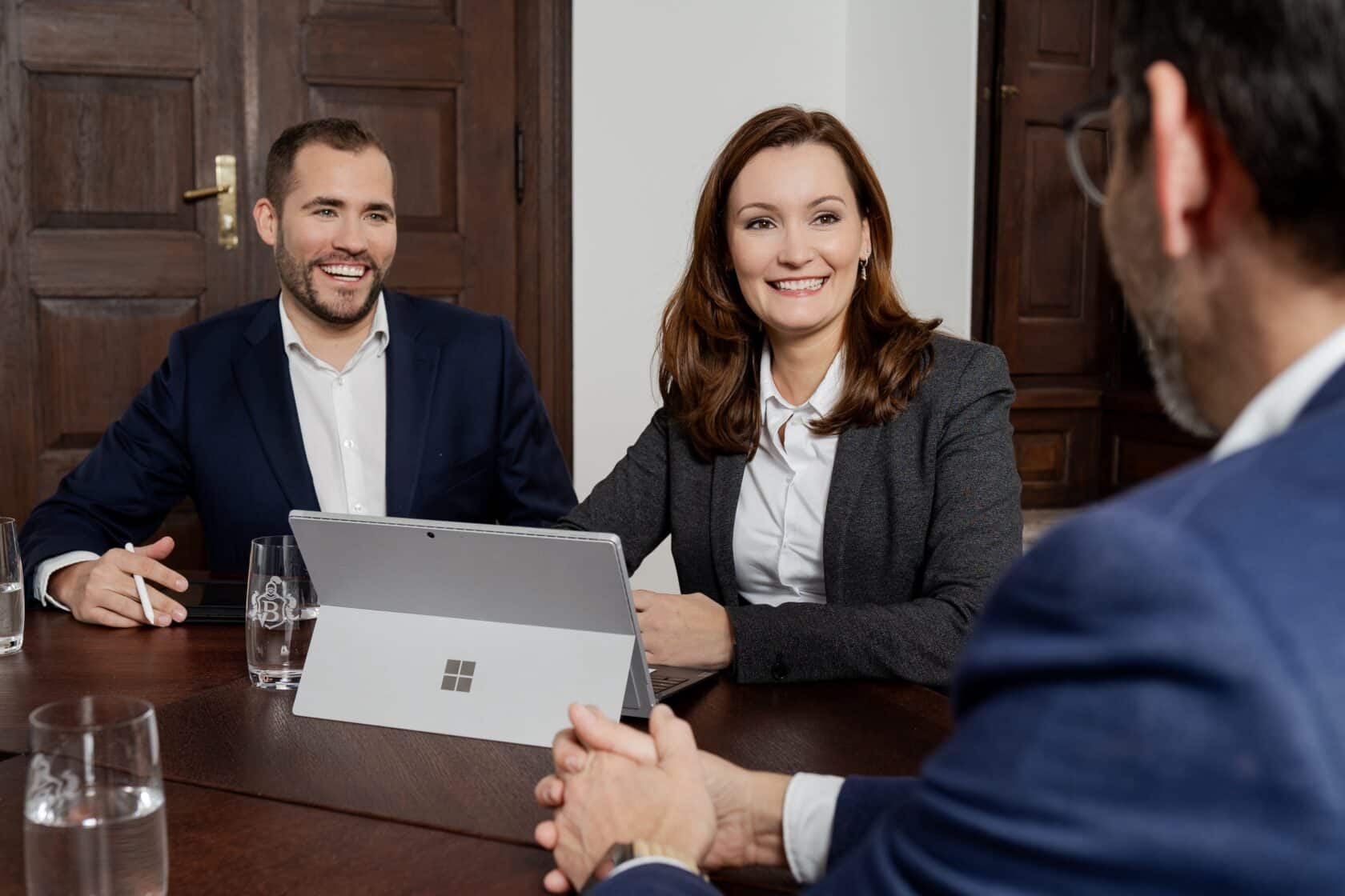 Jasmin Demand und Christopher Reckhemke in der Beratung