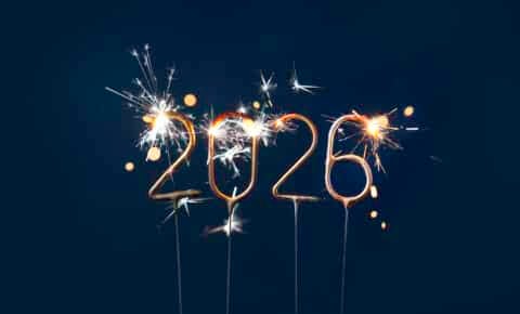 Brennende Wunderkerzen in Form von 2026